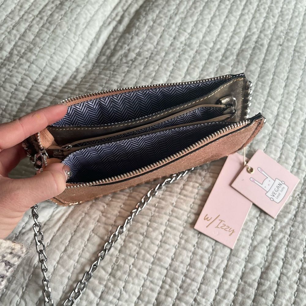 NWT w/ Izzy Vegan Crossbody Clutch - Picture 6 of 7